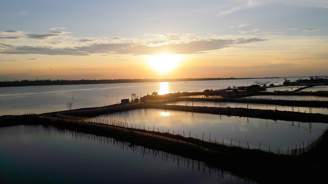 Sunset spreads over Dam Chuon, part of the Tam Giang lagoon area (photographed in 2019)