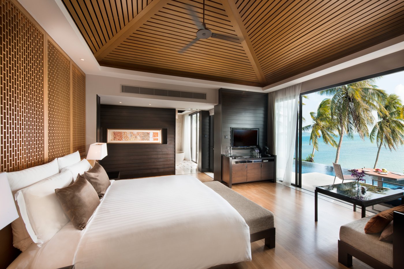 Conrad Koh Samui — 1-Bedroom Sunset Pool Villa의 침실과 바다 쪽 테라스