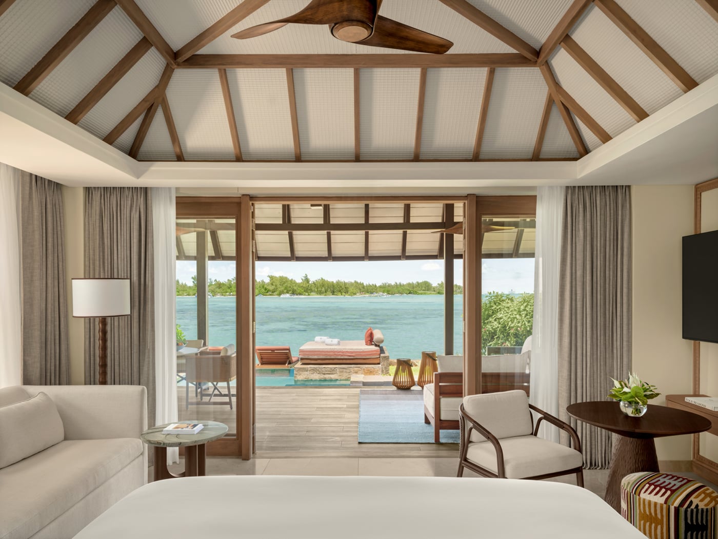 Four Seasons Resort Mauritius at Anahita — Oceanfront Pool Villa의 침실과 풀 테라스