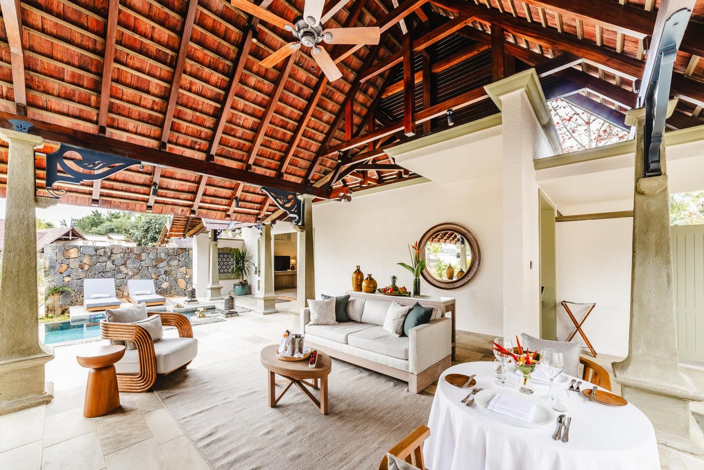 Maradiva Villas Resort & Spa — Luxury Pool Villa의 야외 거실과 전용 풀