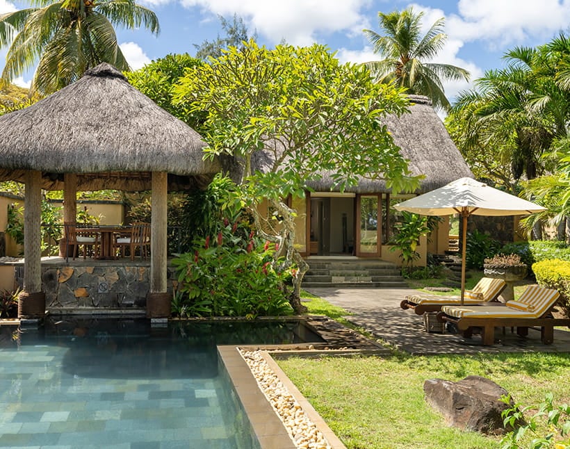 The Oberoi Beach Resort, Mauritius — Luxury Villa with Private Pool의 풀과 초가지붕 건물