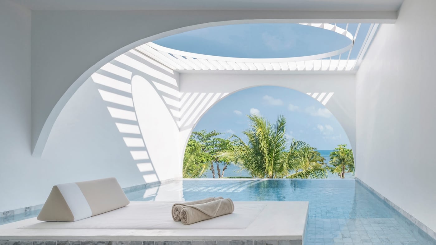 SALA Samui Chaweng Beach Resort — Oceanfront Balcony Pool Suite의 곡선 아치와 전용 풀