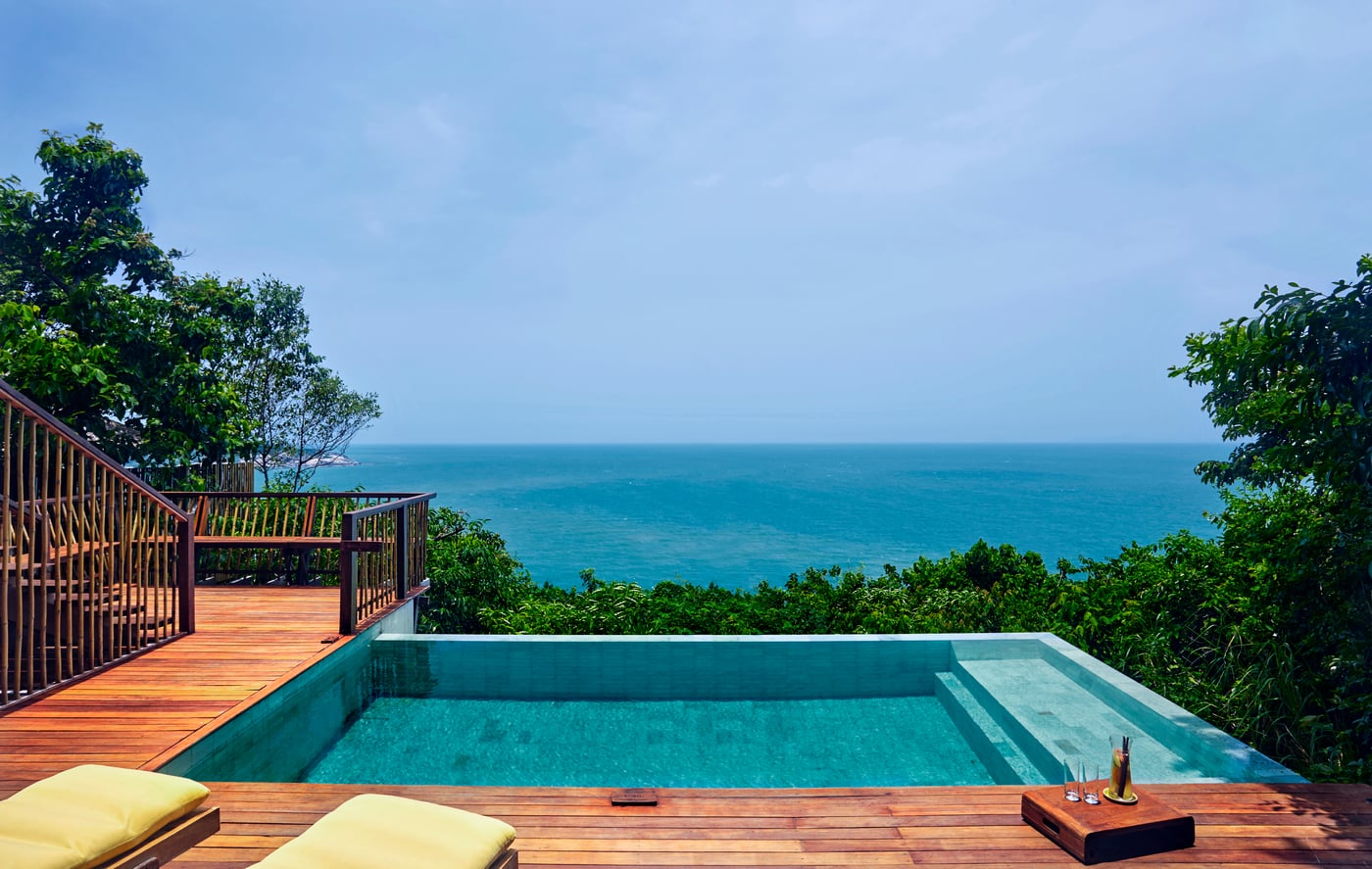 Six Senses Samui — Ocean Front Pool Villa의 전용 풀과 목재 데크