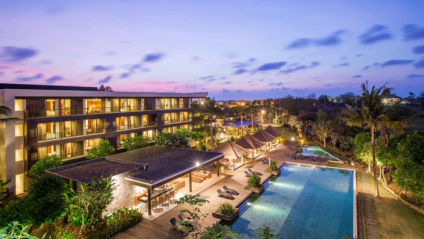 Le Grande Bali Uluwatu — 리조트 외관과 수영장