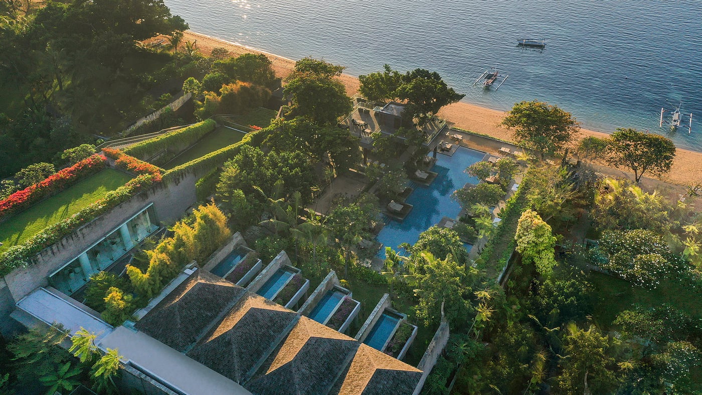 Maya Sanur Resort & Spa — 리조트 수영장과 해변의 항공 사진