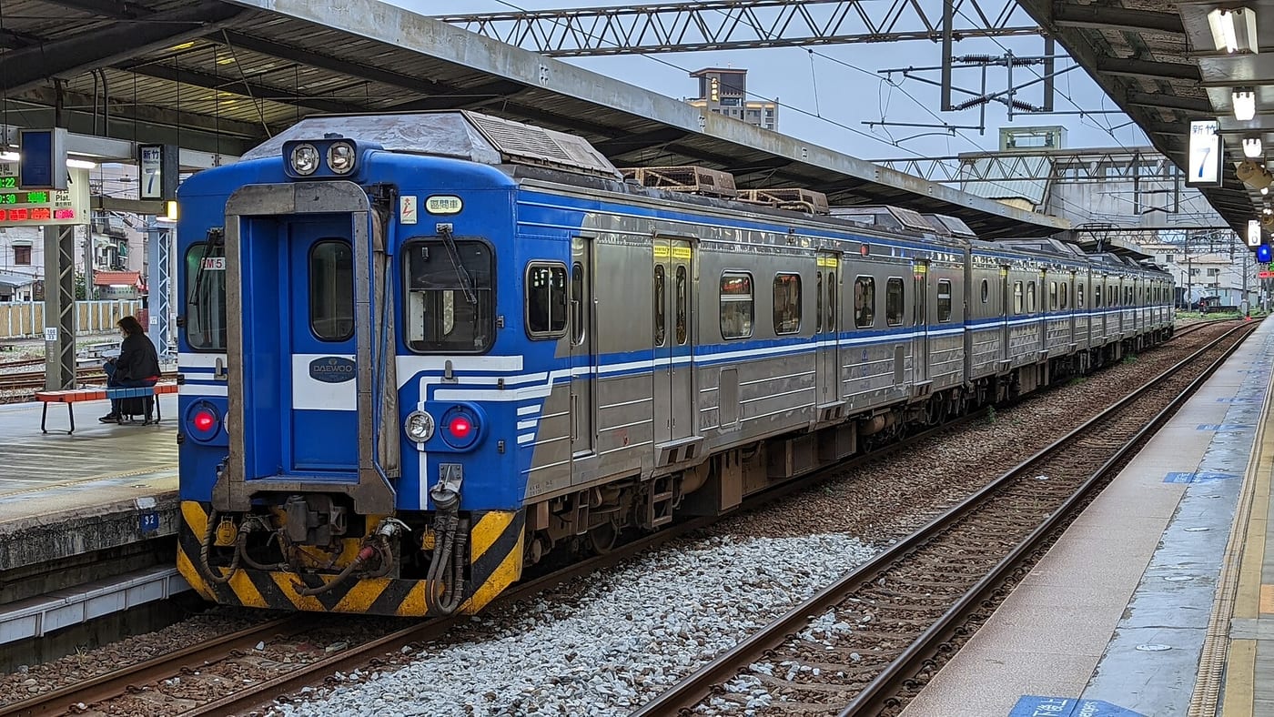 A Taiwan Railway train beside the platform at Hsinchu Station (This is the conventional railway station; Hsinchu HSR is a separate station.)