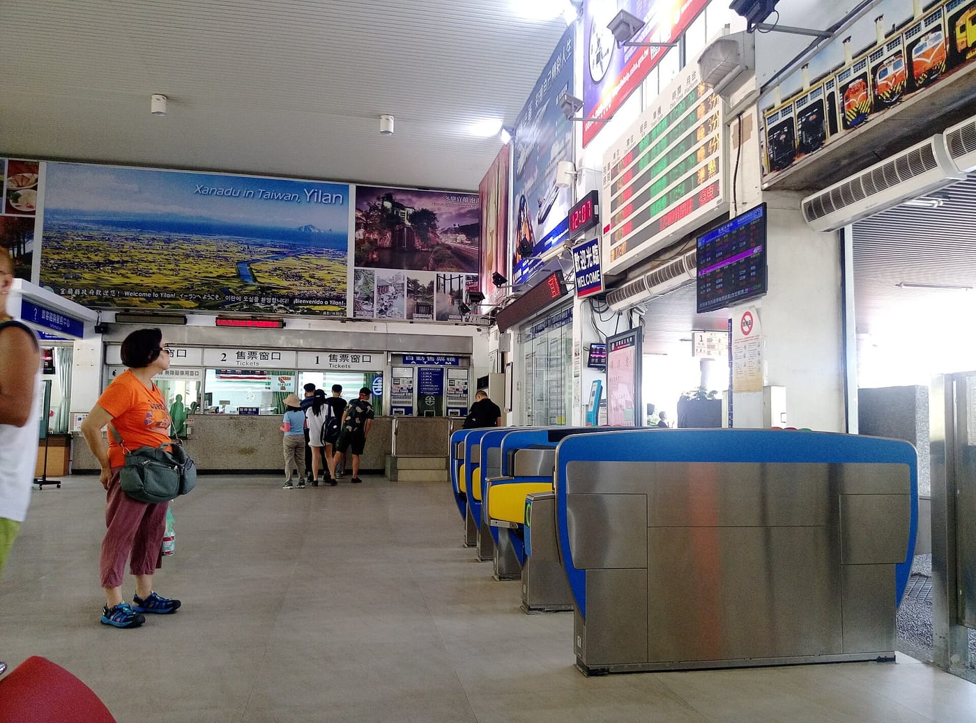 The waiting hall and signs inside Yilan Station