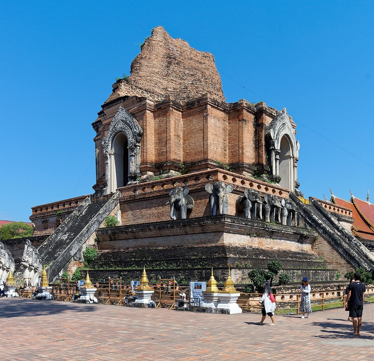 The large brick chedi, stairways and elephant sculptures at Wat Chedi Luang