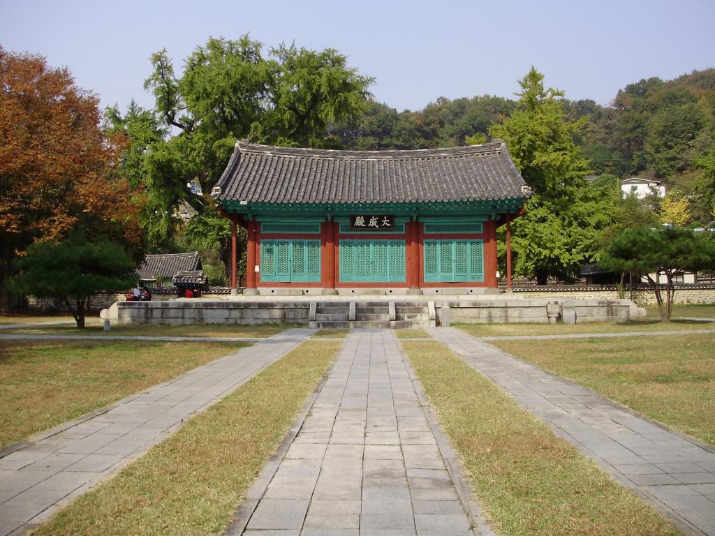 전주향교 대성전과 잔디 마당, 전각으로 이어지는 돌길