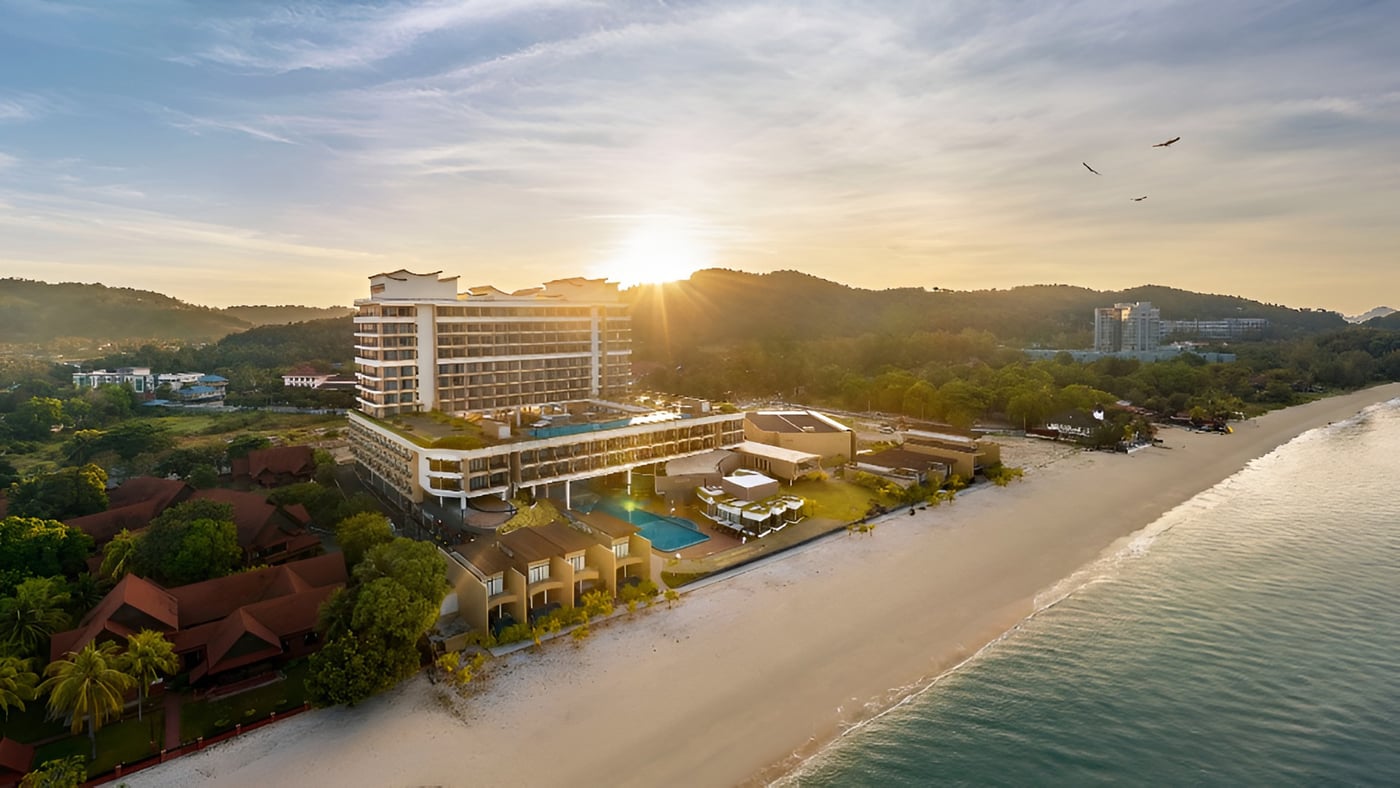 PARKROYAL Langkawi Resort — 리조트와 해변 전경