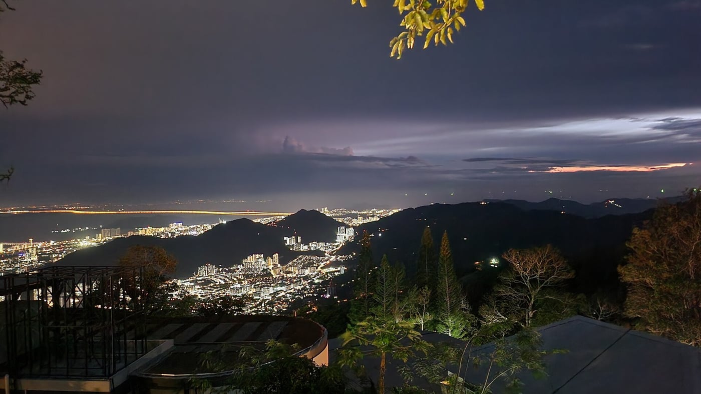 페낭 힐에서 내려다본 저녁의 산과 도시 풍경 (2023년 촬영)