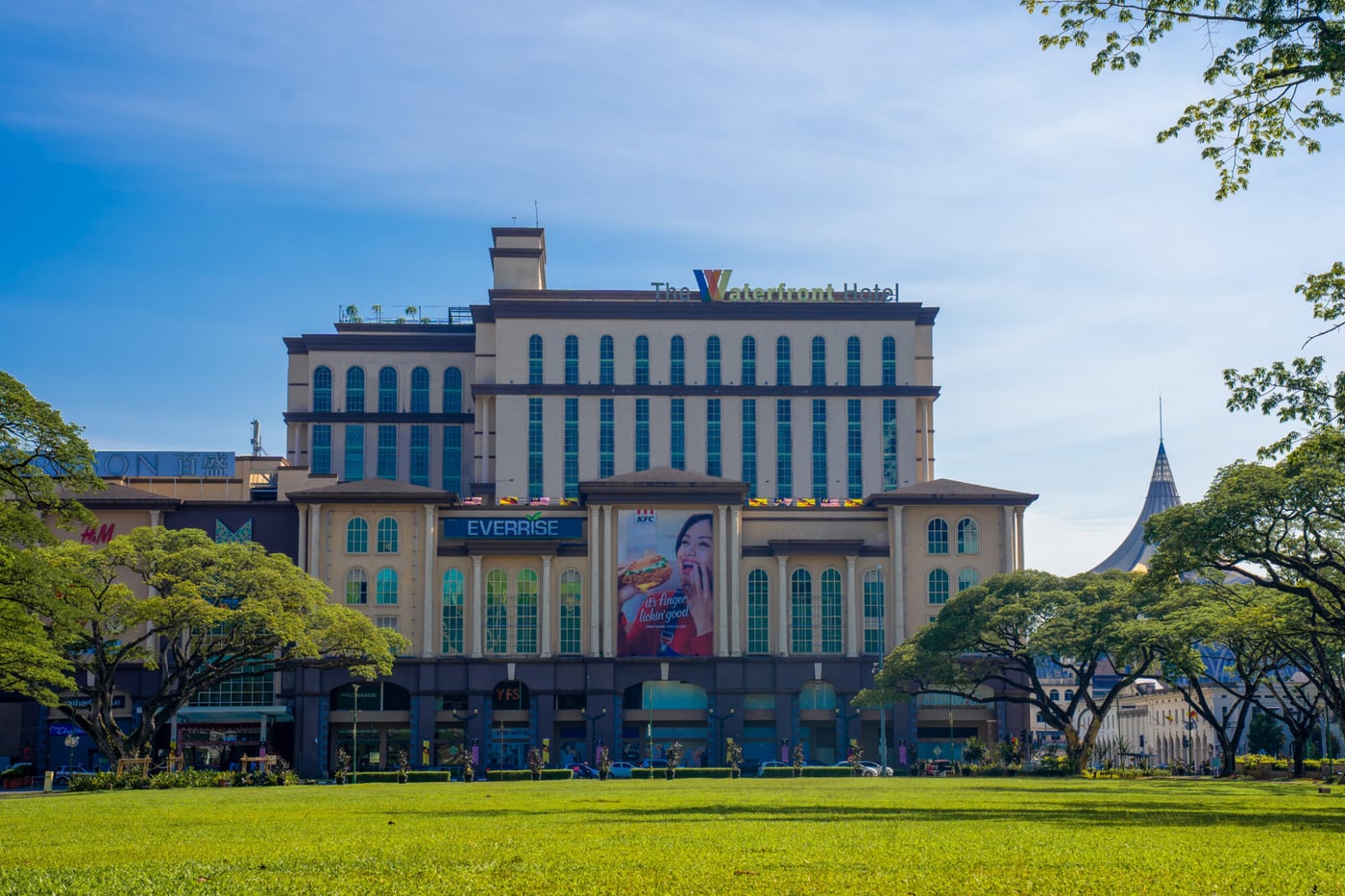 The Waterfront Hotel Kuching — 호텔 외관