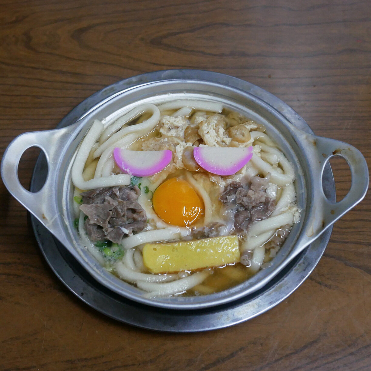 고토리의 알루미늄 냄비에 담긴 나베야키 우동