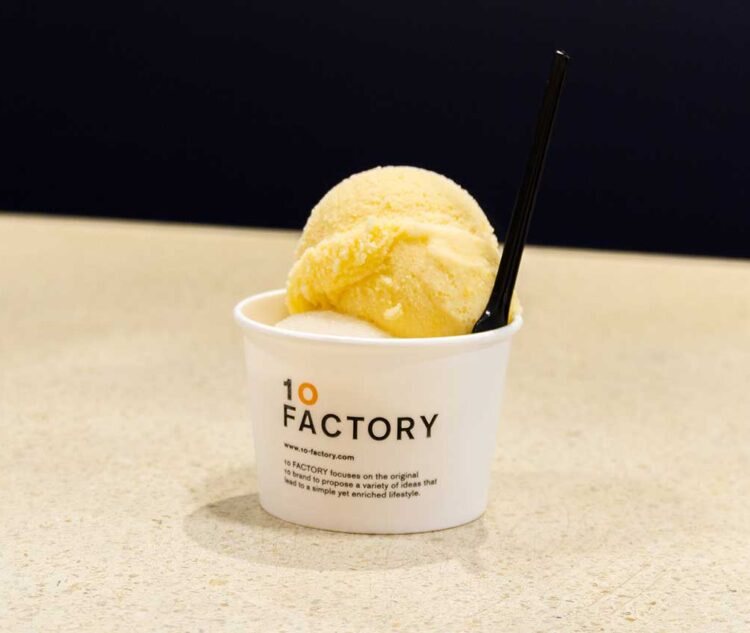 10 FACTORY 로고 컵에 담긴 밝은 오렌지색 귤 젤라토