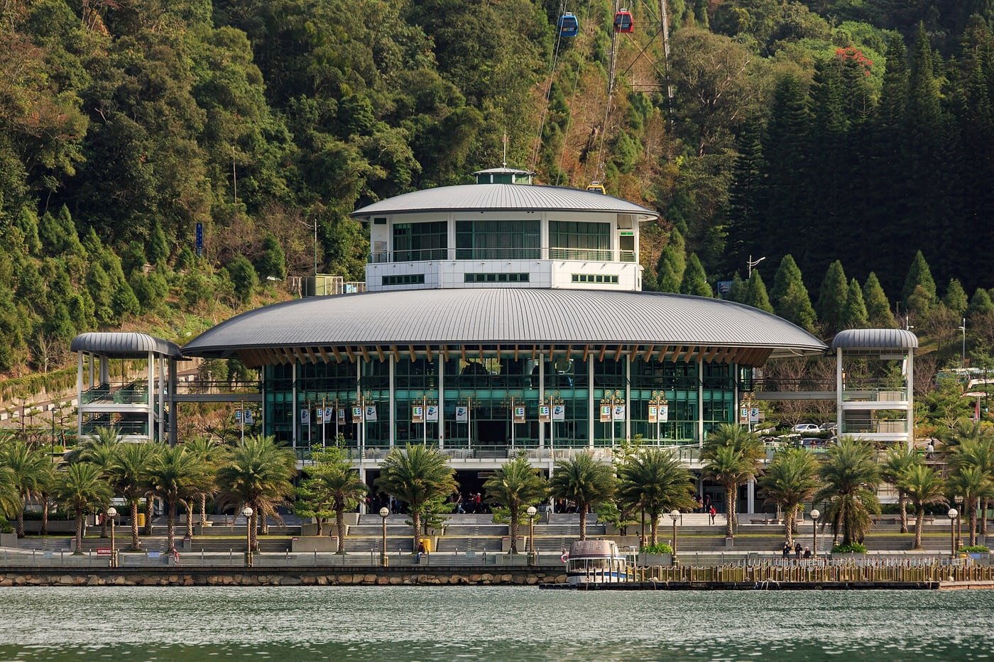 The lakeside station of the Sun Moon Lake Ropeway, the planned afternoon activity after arriving at the lake; check operations before boarding.