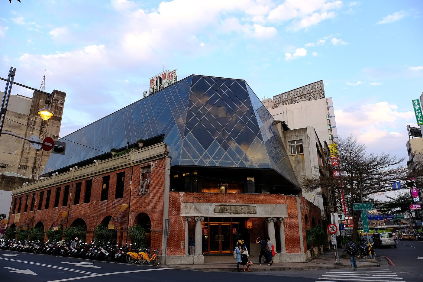 The exterior of Miyahara in Taichung, on the first-day old-town walk after hotel check-in, together with Green River.
