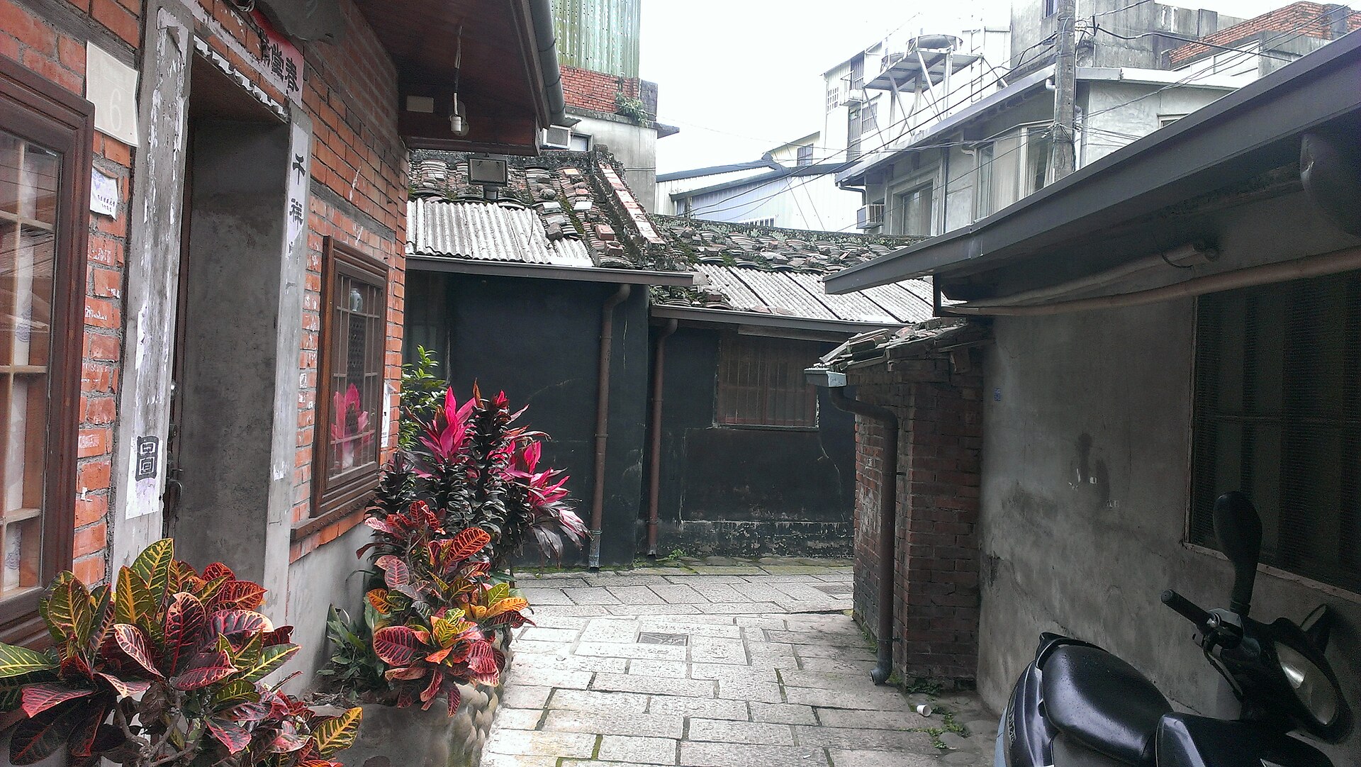 A quiet lane in Beipu Old Street, Hsinchu